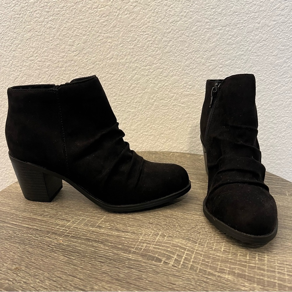 Arizona Jeans Oakes Black Faux Suede Ruched Stacked Heel Bootie Ankle Boots- 6 - Picture 3 of 12